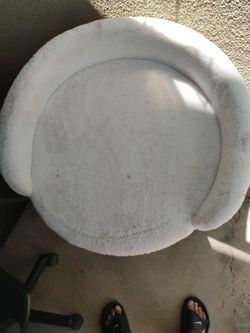 It's a white dog bed I have a little spot on it but it's not bad and I believe it has three legs it's really cute