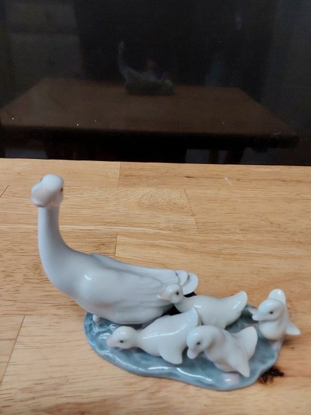 Lladro- Mom And Baby Geese