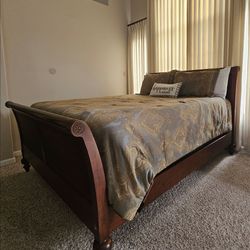 ETHAN ALLEN British Classics Queen Size Sleigh Bed