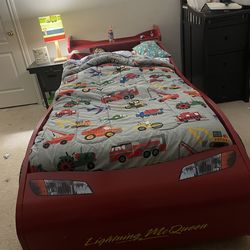 Se vende hermosa cama doble infantil temática de carro, ideal para niños amantes de Cars 🏁❤️