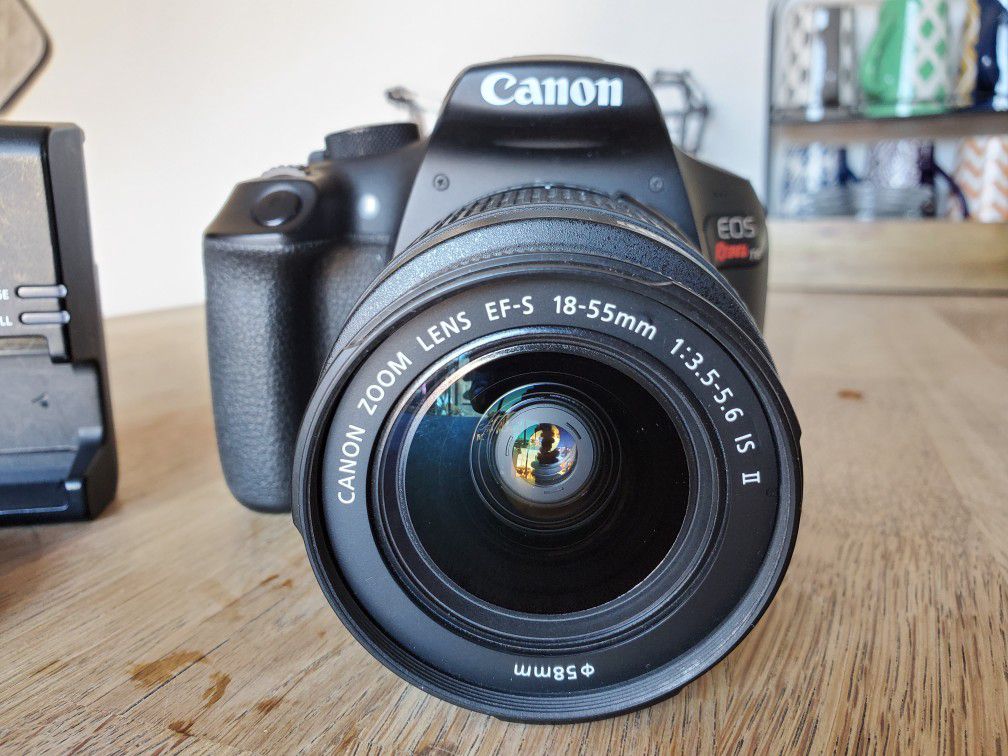 Canon t6 - DSLR in Excellent condition