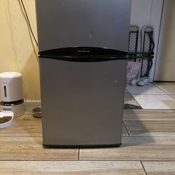 Frigidaire Mini Fridge 