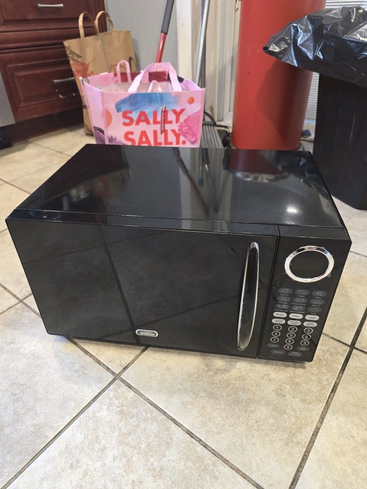 Microwave In Good Condition Really Clean