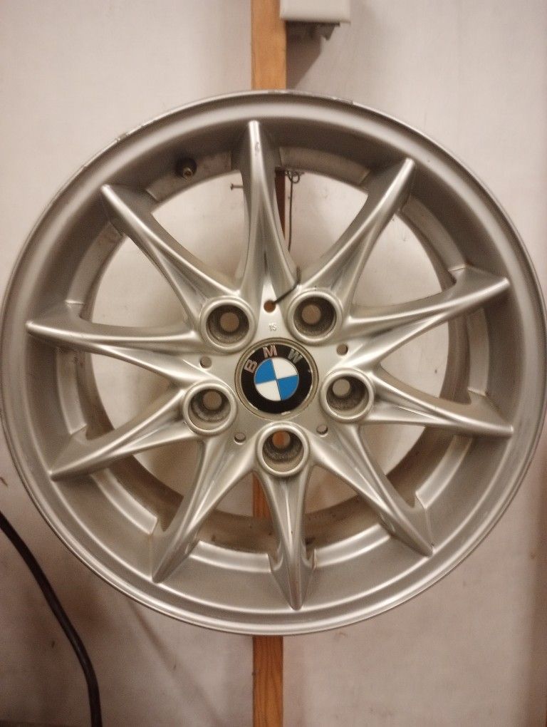 1 BMW Wheel.. Not Sure of Year nice Condition
