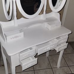 White Vanity Makeup Dressing Table With Tri-Fold Mirror And Drawers 