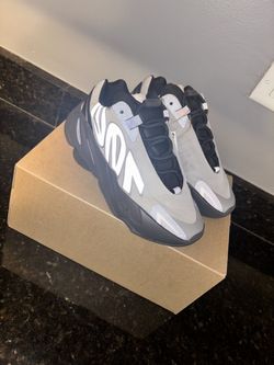 Yeezy 700 Mnvn Metallic Size 6