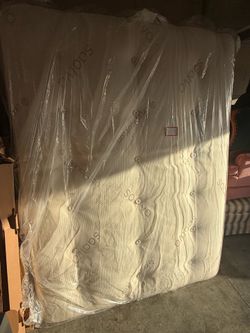 Saatva Latex Hybrid Mattress, Queen, Like New, Perfect Condition
