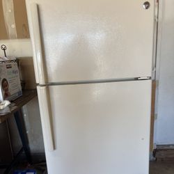 Generally Electric Refrigerator 
