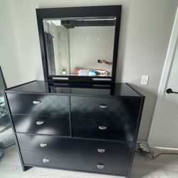 6-Drawer Dresser & Matching Nightstands