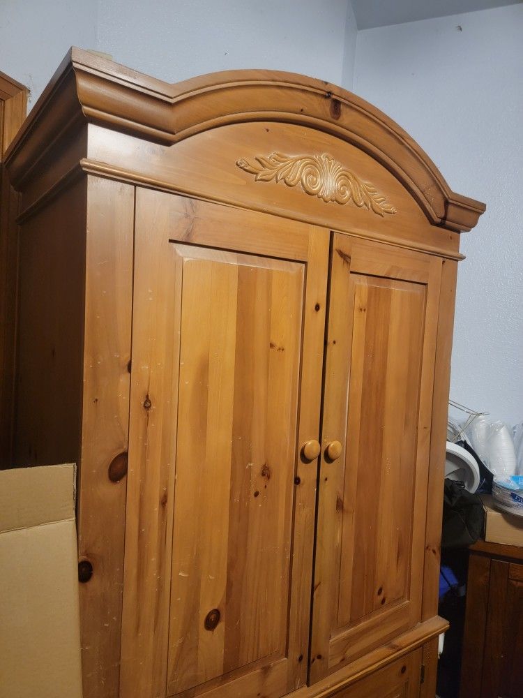 Notty PINE TV ARMOIRE