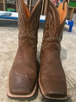Kids ariatboots size 3.5