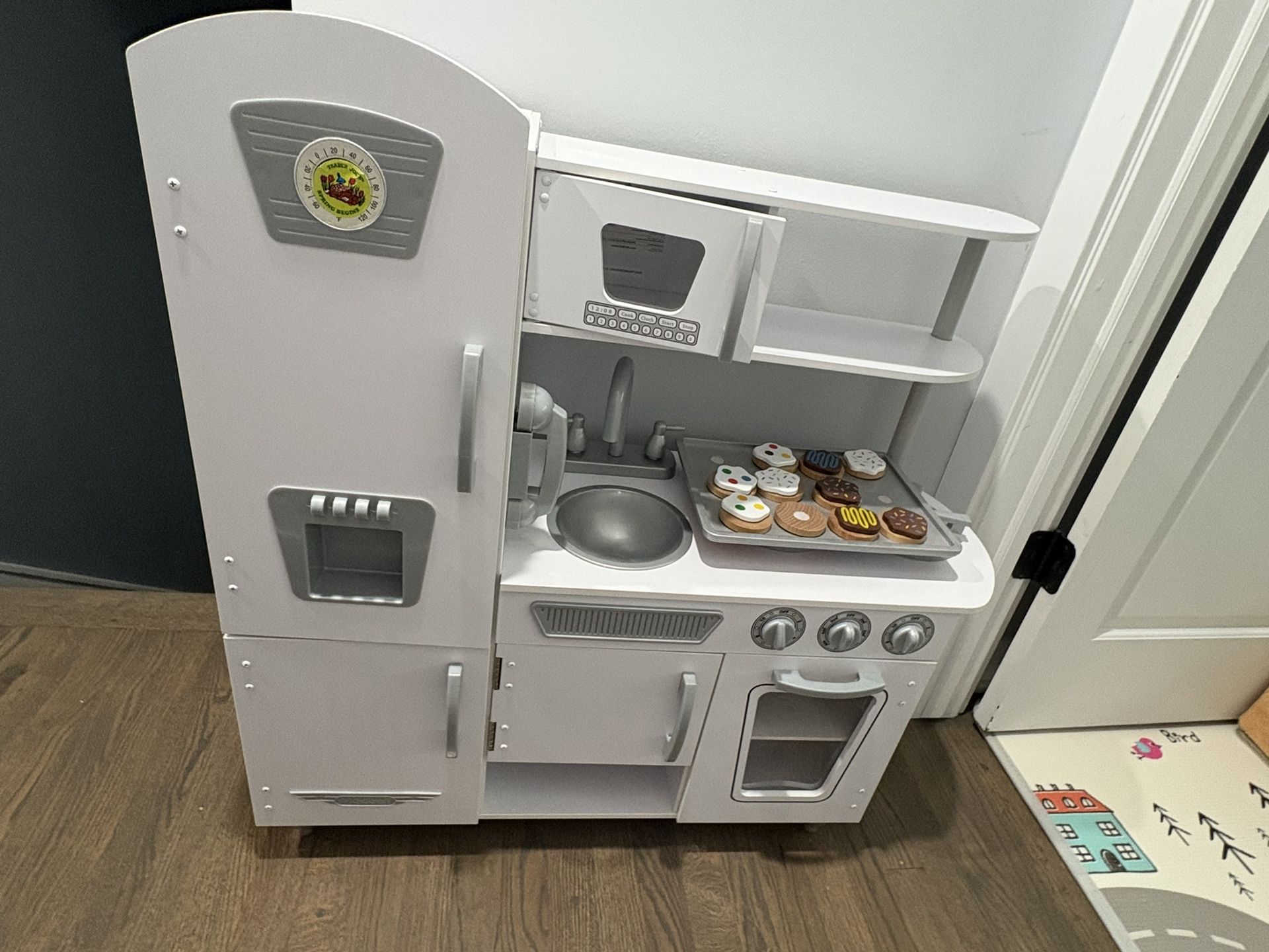 Excellent condition, retro kitchen