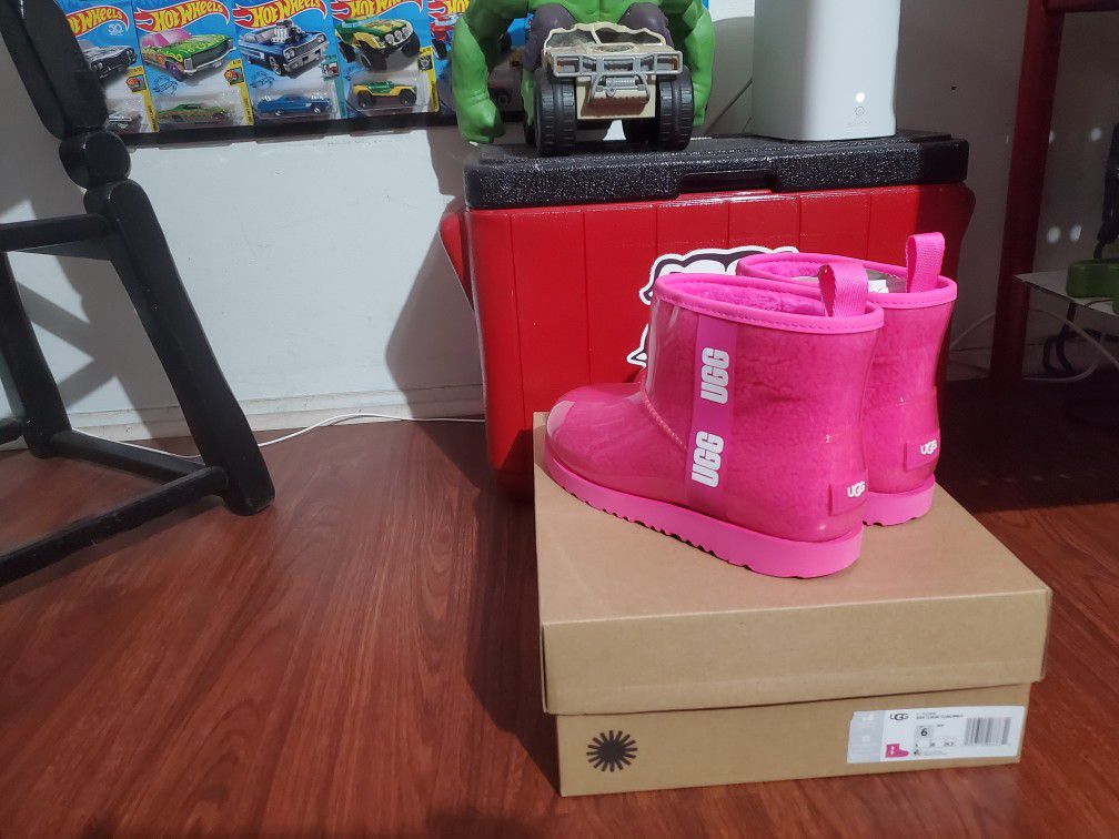 Brand New>Girls Big Kids Size 6>Ugg Pink Boot>💯Authentic>Shipping 📦 Available 