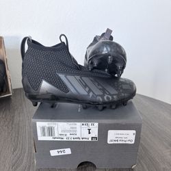 Youth football cleats