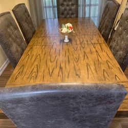 Beautiful Extendable Dining Room Set