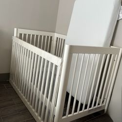 baby crib Whit mattress Never Used 