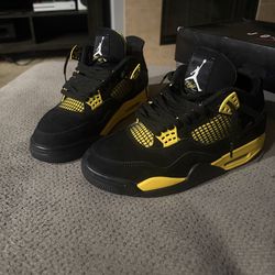 Jordan 4 yellow thunders