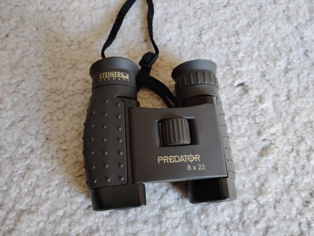 Steiner Predator 8x22 binoculars with case... excellent condition