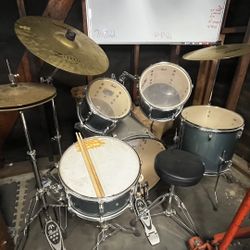 Pearl 5 Piece Drum Set 