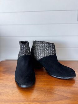 Toms Leila Black Suede Metallic Tassel Zip Bootie Size 5.5