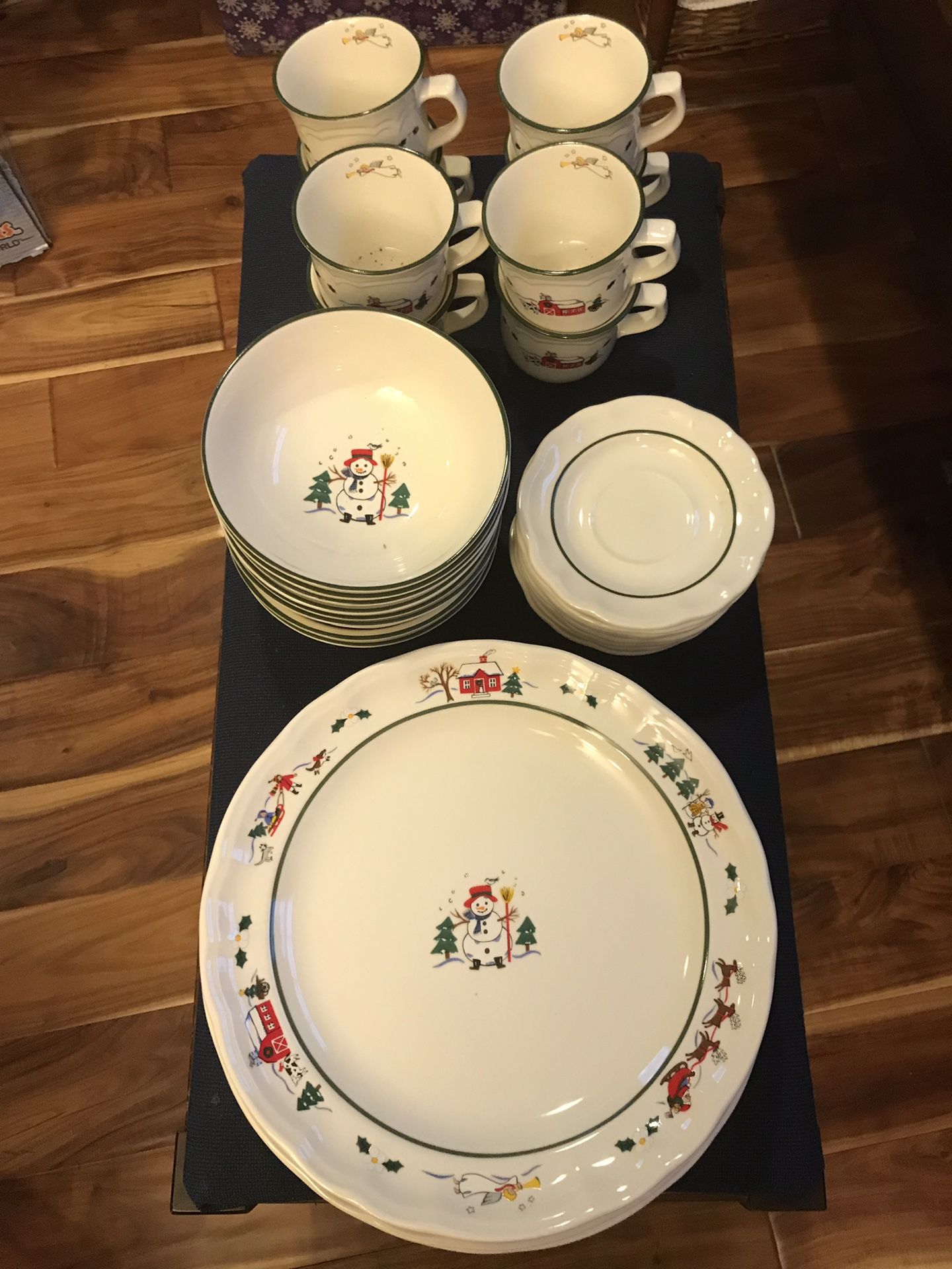Pfaltzgraff Snow Village 32 piece Christmas Dishes