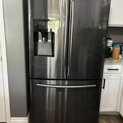 4 Piece Samsung Appliance Pending Sale.  Washer And Dryer Still Available. 6 Pieces Matching Kitchen And Laundry Appliances!!!