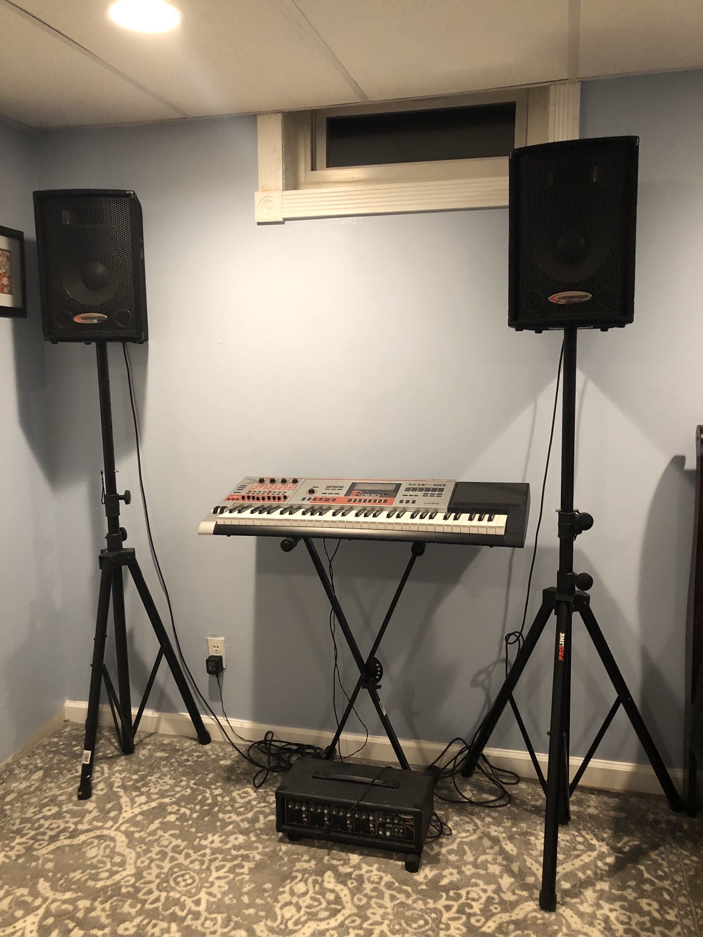 Casio keyboard with amp and 2 speakers and speaker stands