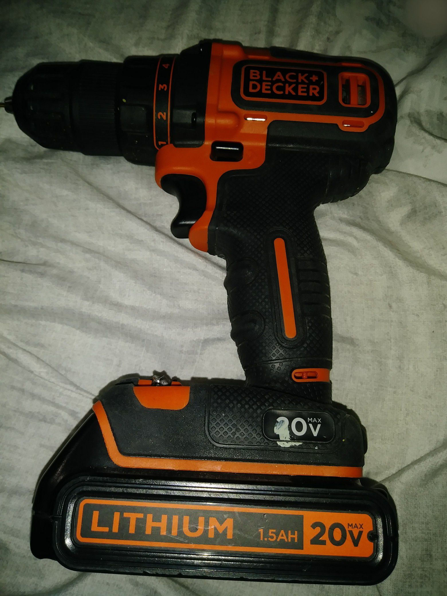 Bllack and decker battery powered drill works perfect lithium 1.5 AH, 20V. Hablo español