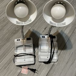 2 desk lamps