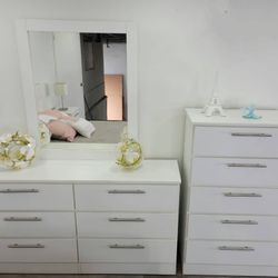 Dresser With Mirror And Chest //  Cómoda Con Espejo Y Gavetero 