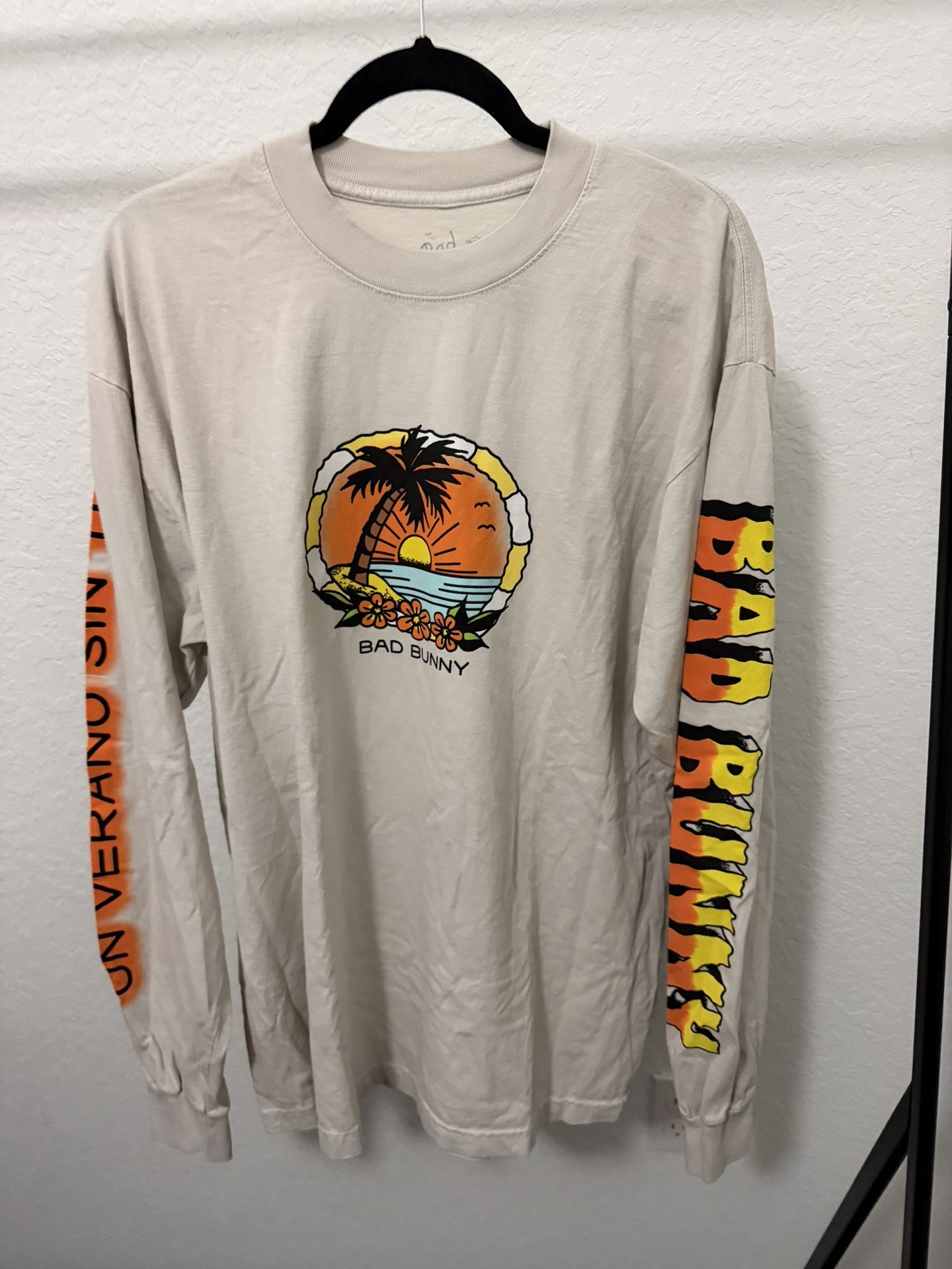 Brand New Bad Bunny Official 2022 Worlds Hottest Tour / Un Verano Sin Ti Long Sleeve Shirt Size Large