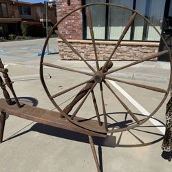 VINTAGE SPINNING WHEEL