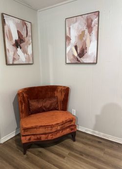 Modern Accent Chair – Excellent Condition