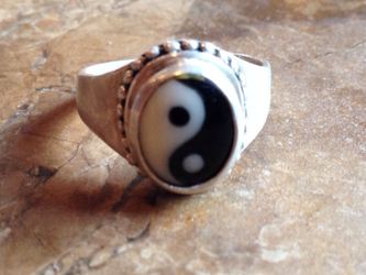925 sterling silver yin and yang ring size 6 1/2. Grams 4.4