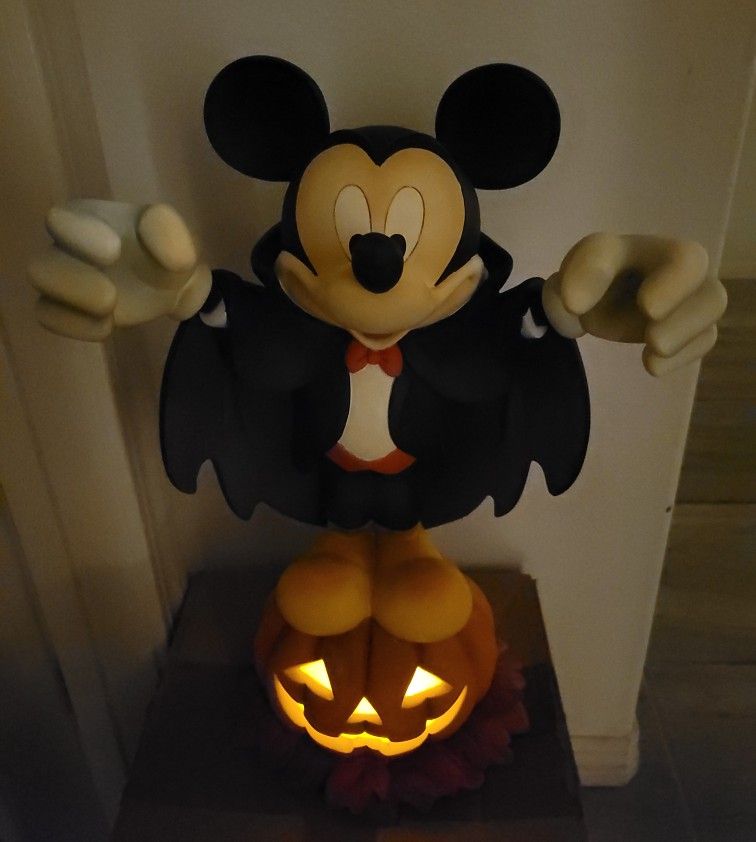 Disney Dracula Mickey Mouse Halloween Light-up Big Fig Statue ...