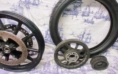 Harley Davidson parts , shinko sr777 tire,   66 tooth pulley, 32 tooth socket, 20 in rim, shocks moto twin, seat