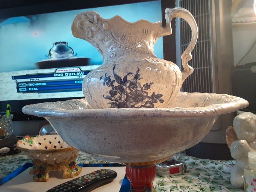 VERY BEAUTIFUL LOOKING Pitcher and Bowl BLUE AND WHITE