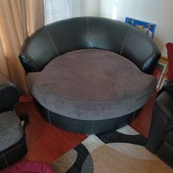 Round Swivel Chair