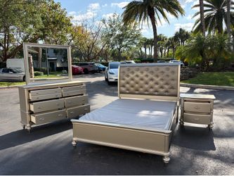 Beautiful Bedroom Set Queen Size Solid Wood Golden Color In Excellent Condition byVietnam Furniture
