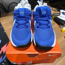 Brand New Kids Size 13c Nike Star Runner 4 NN (PS) Hyper Royal, White, and Black