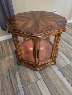 Lighted Wood End Table with Glass Display Cabinet – 23”