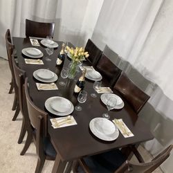 Extendable Dining Table with 8 Chairs PERFECT FOR UPCOMING HOLIDAYS!