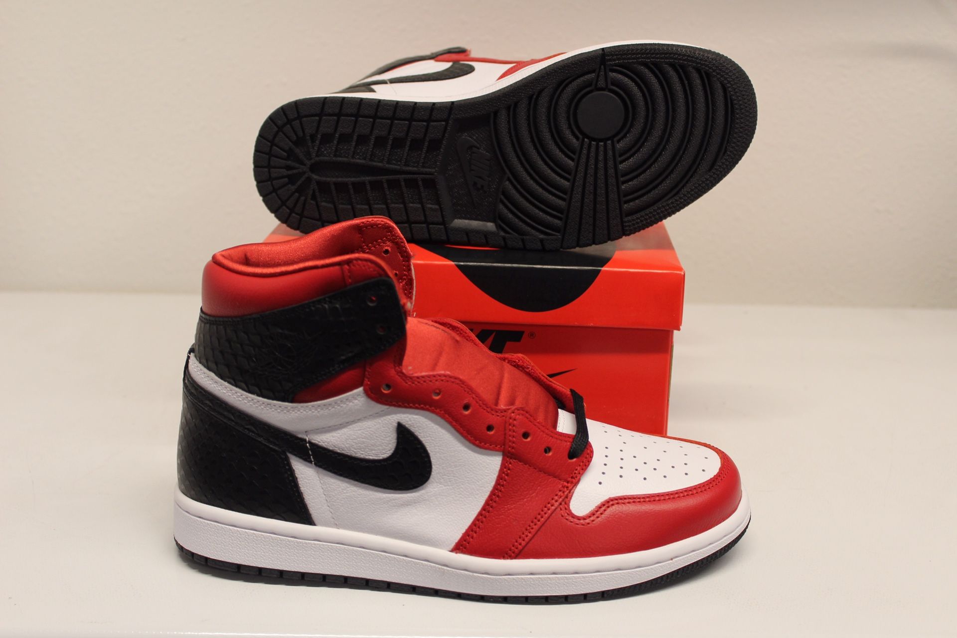 Brand new Jordan 1 “SATIN SNAKESKIN” IN SIZES. 9W/7.5M and 