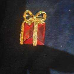Christmas Present Brooch/pin