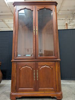 Thomasville Stately Cherry Tone Corner Display Hutch