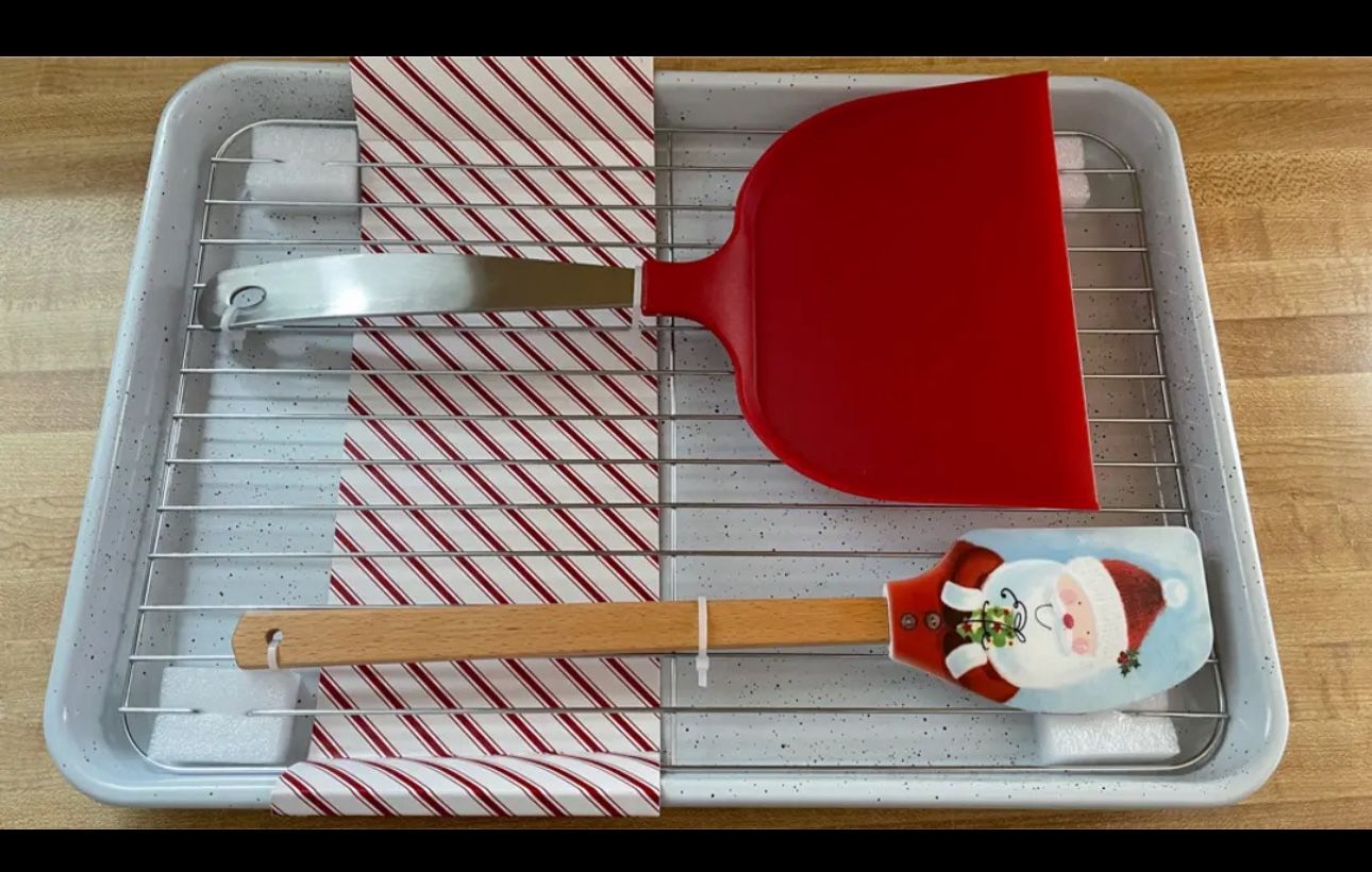4 Piece Holiday Baking Sheet Set with Spatula and Cooling Rack (cash & pick up only)