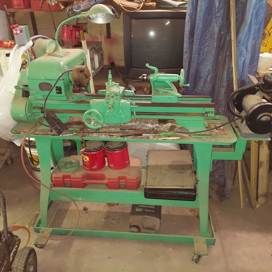 LOGAN SCREW Cutting LATHE w Accessaries