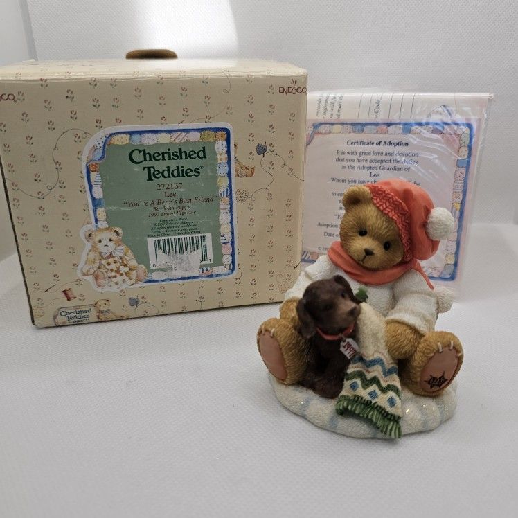 New Cherished Teddies Figurine LEE Boy 1997 puppy Bear Best Friend Hat Figure

Mint condition, kept in the box, box has some spots/writing

LEE   - 27