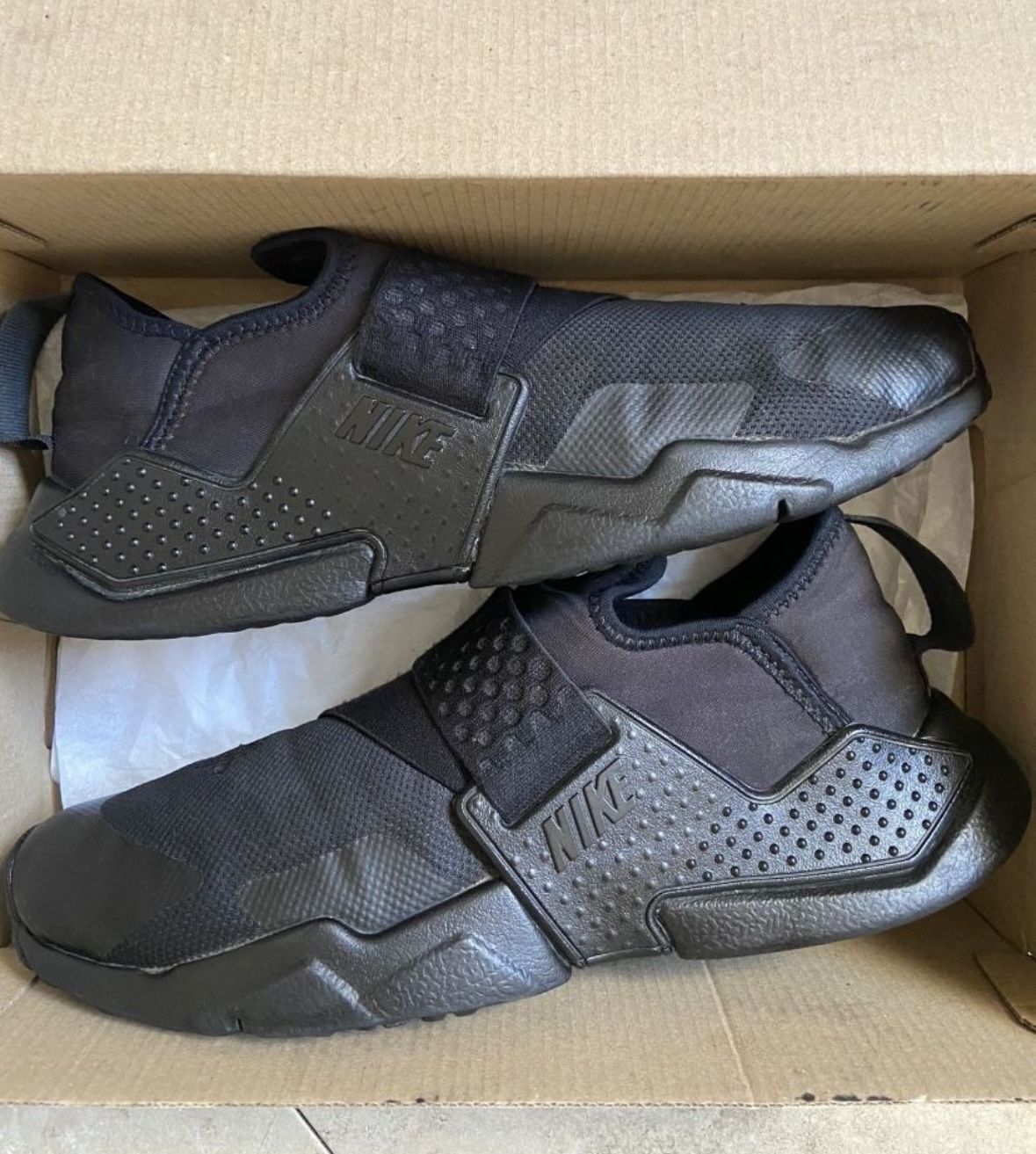 Black NIKE Huarache Youth ( $5)