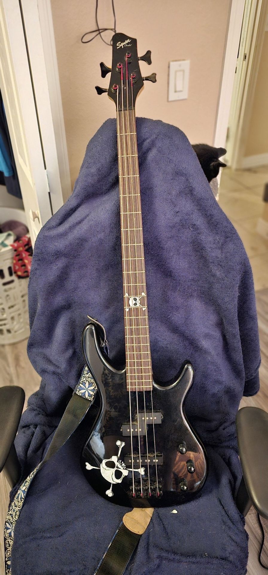 FENDER SQUIER MB4 SKULL AND CROSSBONES BASS